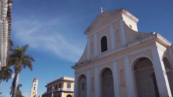 Kuba, a Trinidad - 2016. október 18.: városnézés. A régi utcák, a város főtere, a polgárok. Élet egy turista Trinidad szemével. — Stock videók