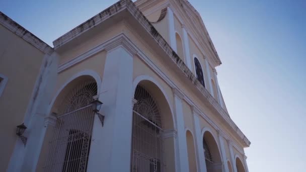 CUBA, TRINIDAD - 18 de outubro de 2016: city tour. As ruas antigas, a praça principal, os cidadãos. Vida através dos olhos de um turista em Trinidad . — Vídeo de Stock