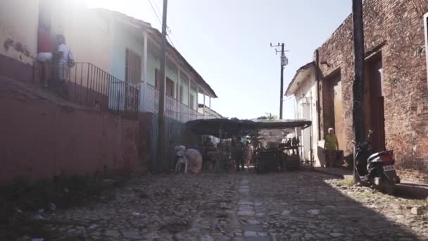 Cuba, Trinidad - 18 oktober 2016: rondleiding door de stad. De oude straten, het centrale plein, de burgers. Leven door de ogen van een toerist in Trinidad. — Stockvideo