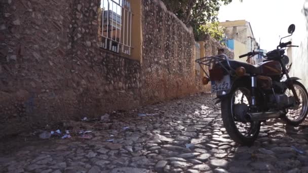 CUBA, TRINIDAD - 18 DE OCTUBRE DE 2016: city tour. Las viejas calles, la plaza principal, los ciudadanos. La vida a través de los ojos de un turista en Trinidad . — Vídeo de stock