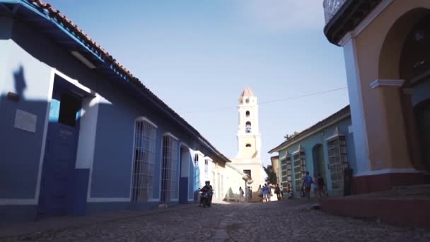 キューバ、トリニダード - 2016 年 10 月 18 日: 市内観光。古い町並み、メイン広場、市民。トリニダードの観光客の目を通して人生. — ストック動画