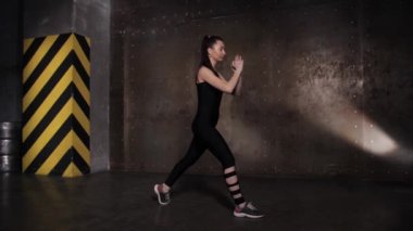 Spor salonunda meslek güzel sportswoman. Squats ve lunges.