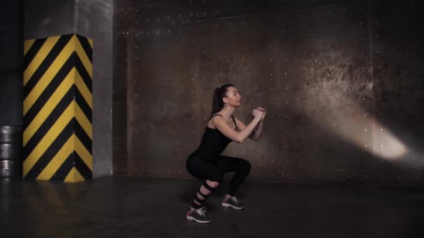 Ocupación en el gimnasio hermosa deportista. Sentadillas y embestidas . — Vídeo de stock