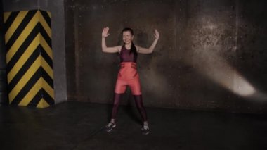 Atletik güzel kadın spor salonunda egzersizleri yapıyor, gym eğitim rutin. Koyu çatı salonu