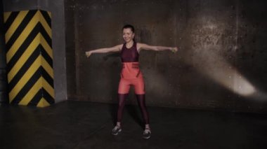 Atletik güzel kadın spor salonunda egzersizleri yapıyor, gym eğitim rutin. Koyu çatı salonu