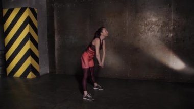 Atletik güzel kadın spor salonunda egzersizleri yapıyor, gym eğitim rutin.