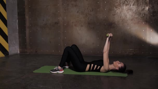 S'étirer dans la salle de gym sur un tapis de yoga — Video