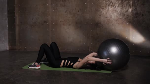 Спортсменка Красива жінка робить вправи в тренажерному залі, тренажерний зал Навчання Routine . — стокове відео