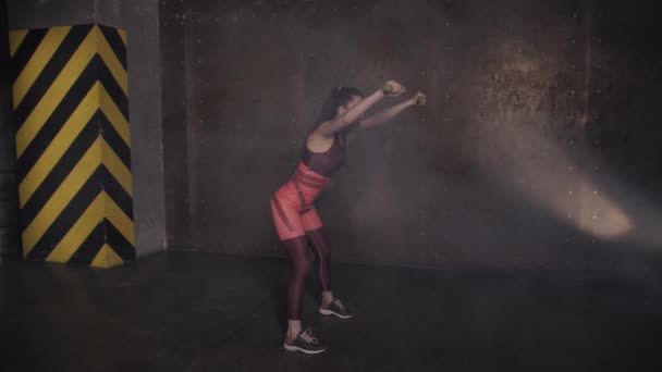 Athletic Beautiful Woman fare esercizi in palestra, Gym Training Routine. Scuro loft hall — Video Stock