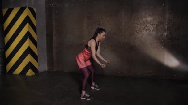 运动美丽的女人在健身房做运动, 健身房训练常规。黑暗的阁楼大厅 — 图库视频影像