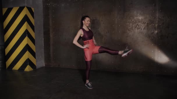 Αθλητική όμορφη γυναίκα κάνει ασκήσεις στο γυμναστήριο, γυμναστική προπόνηση ρουτίνα. Σκοτεινή αίθουσα σοφίτας — Αρχείο Βίντεο