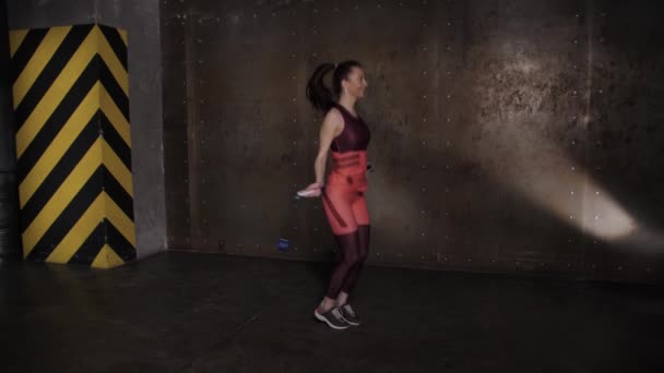 Athletisch schöne Frau macht Übungen in der Turnhalle, Studio-Trainingsprogramm. — Stockvideo
