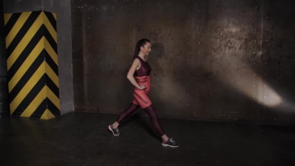 ジム、ジムトレーニングルーチンで運動をしているアスレチック美人女性. — ストック動画