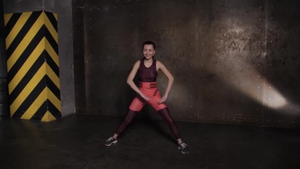 Athletisch schöne Frau macht Übungen in der Turnhalle, Studio-Trainingsprogramm. — Stockvideo