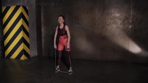 Athlétique belle femme faisant des exercices dans la salle de gym, gymnase d'entraînement de routine . — Video