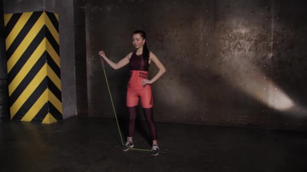Atletisk vacker kvinna gör övningar i gymmet, gym Training rutin. — Stockvideo