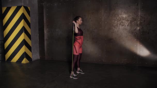 Atlética hermosa mujer haciendo ejercicios en el gimnasio, Rutina de entrenamiento de gimnasio . — Vídeos de Stock