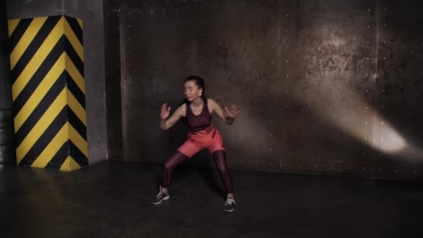 Athlétique belle femme faisant des exercices dans la salle de gym, gymnase d'entraînement de routine . — Video