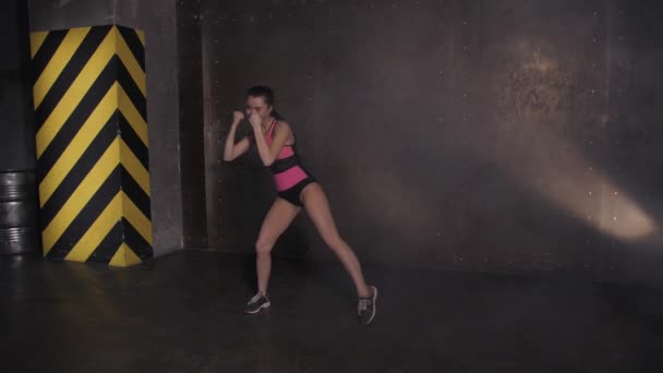 Athletic Beautiful Woman melakukan latihan di gym, Gym Training Routine. Aula loteng gelap — Stok Video