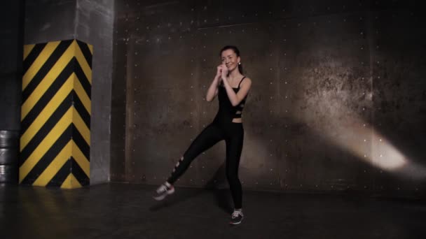 Athletisch schöne Frau, die Übungen in der Turnhalle, Fitness-Training Routine. dunkle Dachgeschosshalle — Stockvideo