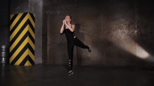 Athlétique belle femme faisant des exercices dans la salle de gym, gymnase d'entraînement de routine . — Video