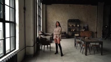Kamera güzel bir Asya modeli için, loft alanı üzerinde hareket eder.