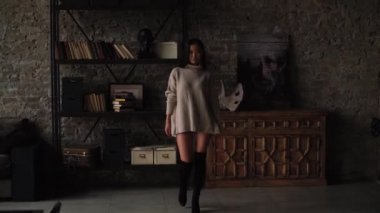 Stüdyoda poz veren bacaklı model, kamerada defeling.