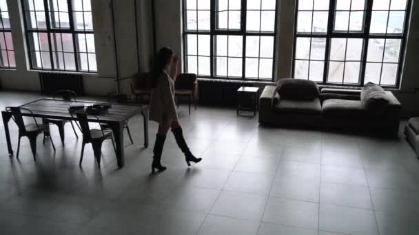 La cámara se mueve a una hermosa modelo asiática, sobre el espacio loft . — Vídeo de stock