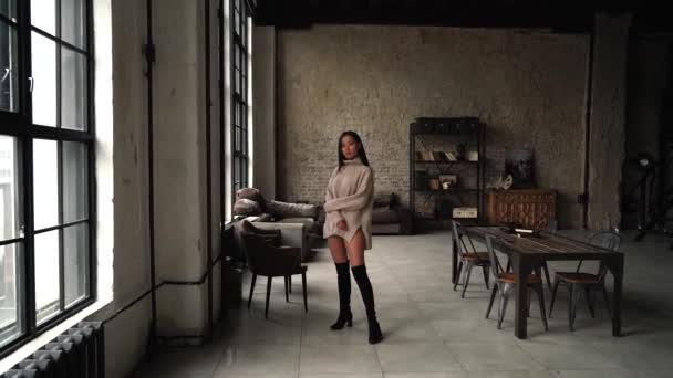 The camera moves to a beautiful Asian model, over the loft space. — Stock Video