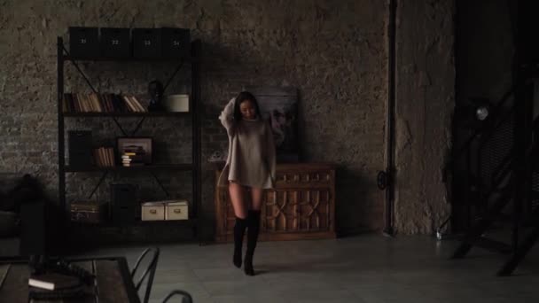 Το μοντέλο της leggy που ποζάρει στο στούντιο, δυσφημώντας την κάμερα. — Αρχείο Βίντεο