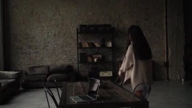 Yavaş çekim - asyalı kadın. Mutlu genç kadın tatil harcama. kız kameradan kaçar, gülümser ve masanın etrafında hareket eder..