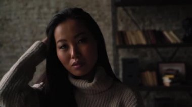 Yavaş çekim - asyalı kadın. Mutlu genç kadın tatil harcama. kız kameradan kaçar, gülümser ve masanın etrafında hareket eder..