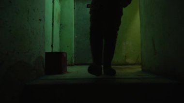 Kürk kulak kapağı şapka ve gece ofiste denizci gömlek hack veritabanları acımasız Rus hacker kadar tilt. Kulak lık, keçe botları ve kapitone ceketli şapkalı bir Rus hacker aşağı iner.