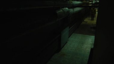 Kürk kulak kapağı şapka ve gece ofiste denizci gömlek hack veritabanları acımasız Rus hacker kadar tilt. Kulak lık, keçe botları ve kapitone ceketli şapkalı bir Rus hacker aşağı iner.
