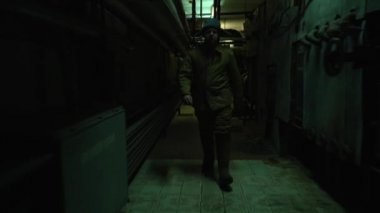 Kürk kulak kapağı şapka ve gece ofiste denizci gömlek hack veritabanları acımasız Rus hacker kadar tilt. Kulak lık, keçe botları ve kapitone ceketli şapkalı bir Rus hacker aşağı iner.