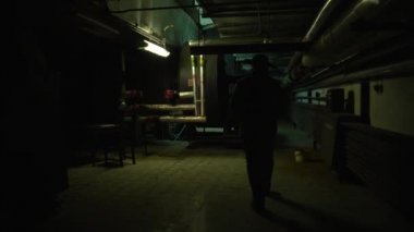 Kürk kulak kapağı şapka ve gece ofiste denizci gömlek hack veritabanları acımasız Rus hacker kadar tilt. Kulak lık, keçe botları ve kapitone ceketli şapkalı bir Rus hacker aşağı iner.