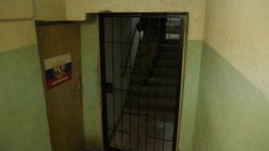 Tam Donanımlı Askerler Kamuflaj Üniforma Giyen Düşman Saldıran, Tüfekler Ateş Etmeye Hazır. bir silah ile askeri binaya gitmek.