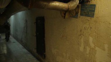 Tam Donanımlı Askerler Kamuflaj Üniforma Giyen Düşman Saldıran, Tüfekler Ateş Etmeye Hazır. bir silah ile askeri binaya gitmek.