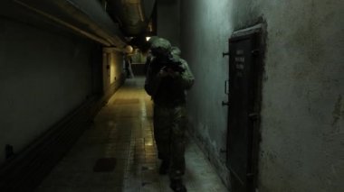 Tam Donanımlı Askerler Kamuflaj Üniforma Giyen Düşman Saldıran, Tüfekler Ateş Etmeye Hazır. Airsoft oyuncu tam kamuflaj binanın içinde geçer.