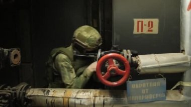 Tam Donanımlı Askerler Kamuflaj Üniforma Giyen Düşman Saldıran, Tüfekler Ateş Etmeye Hazır. Airsoft oyuncu tam kamuflaj binanın içinde geçer.