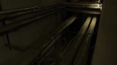 Tam Donanımlı Askerler Kamuflaj Üniforma Giyen Düşman Saldıran, Tüfekler Ateş Etmeye Hazır. Bodrumdaki dövüşçü, borular ve vanalar arasında..