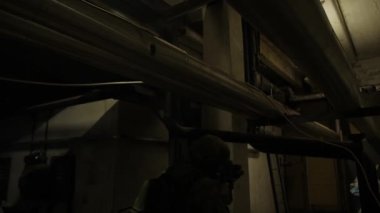 Tam Donanımlı Askerler Kamuflaj Üniforma Giyen Düşman Saldıran, Tüfekler Ateş Etmeye Hazır. Bodrumdaki dövüşçü, borular ve vanalar arasında..