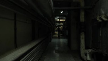 Kamuflajlı özel ajan bir silahla binaya giriyor. Tam Donanımlı Askerler Kamuflaj Üniforma Giyen Düşman Saldıran, Tüfekler Ateş Etmeye Hazır.