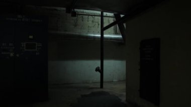 Kamuflajlı özel ajan bir silahla binaya giriyor. Tam Donanımlı Askerler Kamuflaj Üniforma Giyen Düşman Saldıran, Tüfekler Ateş Etmeye Hazır.