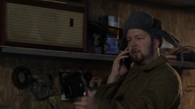 Kendini bir film kamerasında vuruyor. Kulaklıklı şapkalı Rus hacker bodrumda telefonda konuşuyor. Yoğun yapılı bir adam. Rus dehası.