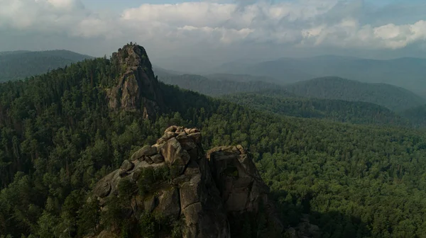 Pilares de pedra gigantes da montanha. Laranja sol da manhã. Deriva de voo do drone aéreo cinematográfico. Bela melhor natureza russa — Fotografia de Stock