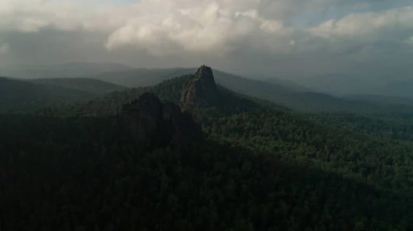 Colonne di pietra giganti dalla montagna. Sole mattutino arancione. Deriva aerea cinematografica drone volo. Bella migliore natura russa — Foto Stock