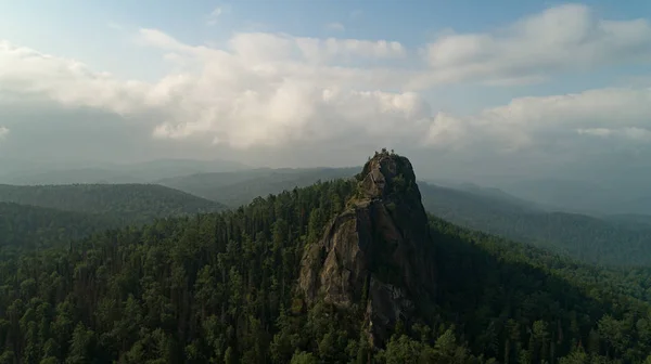 Gigantyczne kamienne filary z góry. Pomarańczowe rano słońce. Kinowy dryf lotu lotniczego drone. Piękna Najlepsza Rosyjska natura Obrazek Stockowy