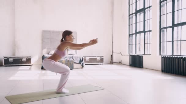 Йога дома. Простые упражнения йоги для начинающих дома — стоковое видео