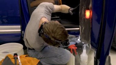 Bir arabayı yıkamak ve cilalamak